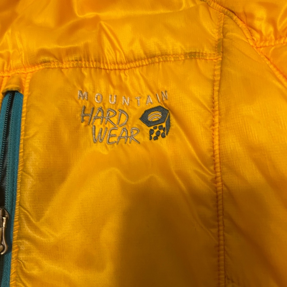 Men’s mountain hardware jacket. Medium